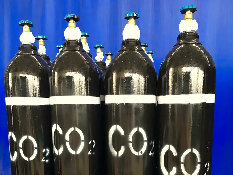 四个黑色二氧化碳（CO2）气瓶
