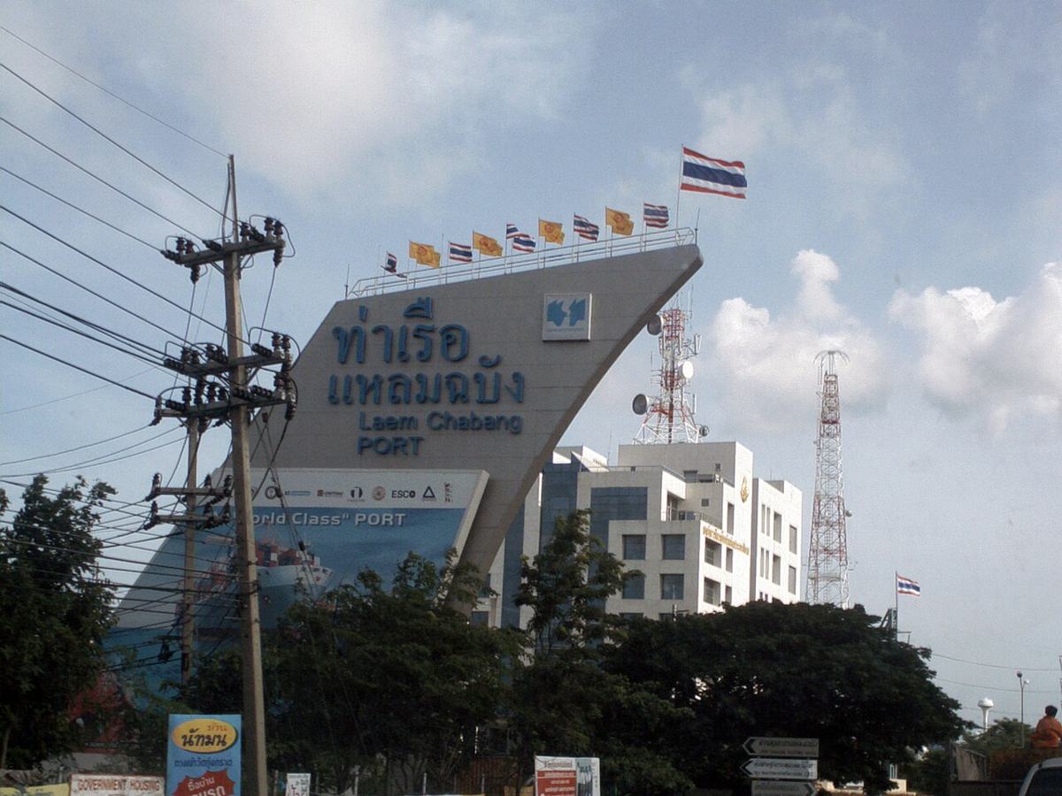 ภาพประกอบ: อาคารและป้ายในย่านแหลมฉบัง ชลบุรี