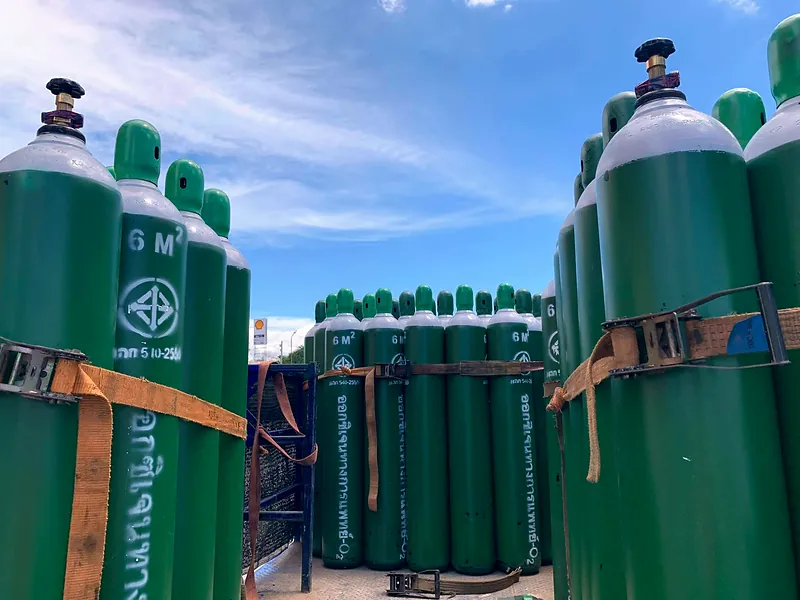 Green 6 m³ oxygen cylinders strapped on a delivery truck – Boonlum Oxygen