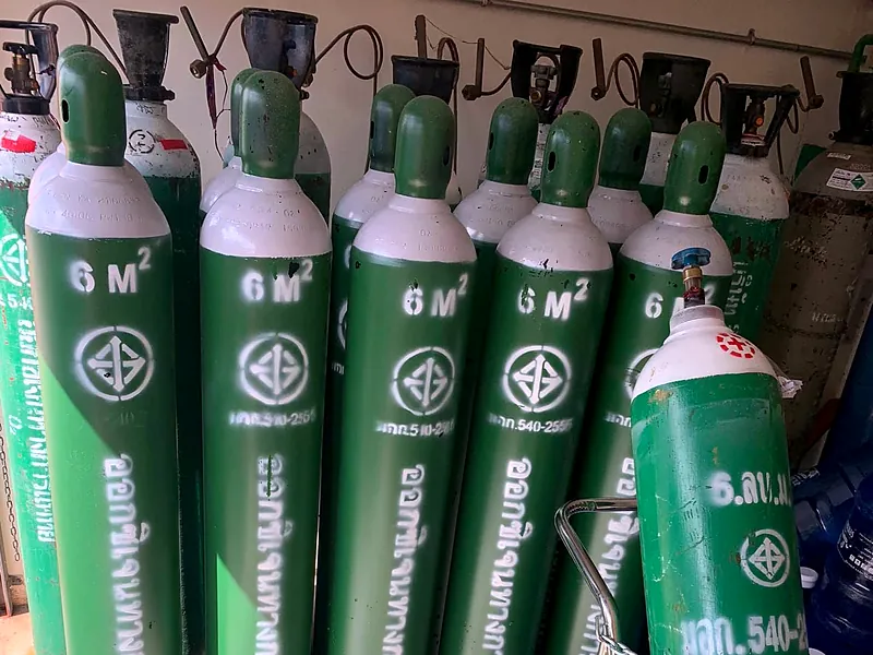 Green 6 m³ oxygen (O2) cylinders lined up with a cylinder trolley
